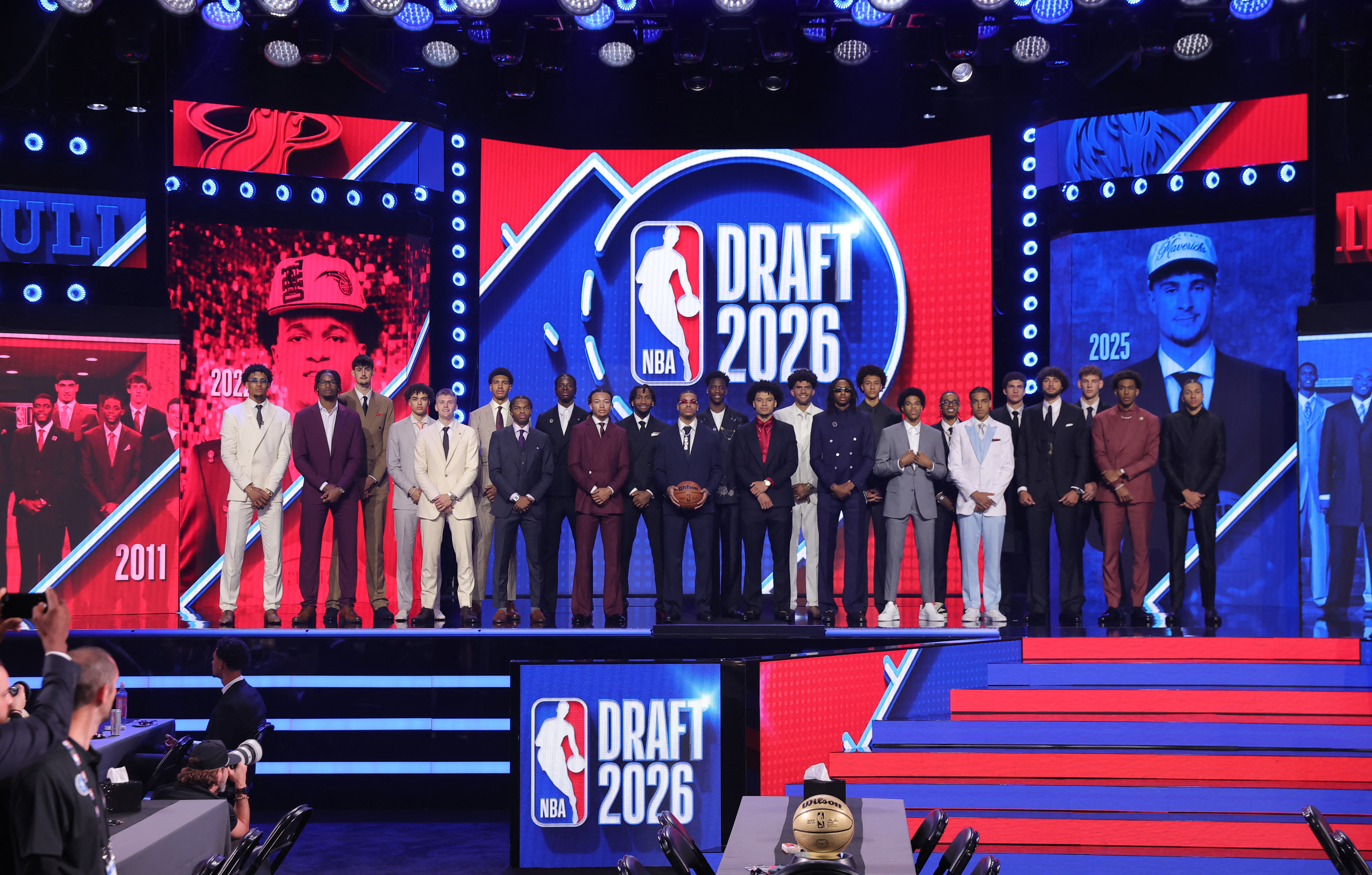 首轮评级:迪班萨下限布朗上限MVP,勇士选中小OG,湖人补强侧翼攻防