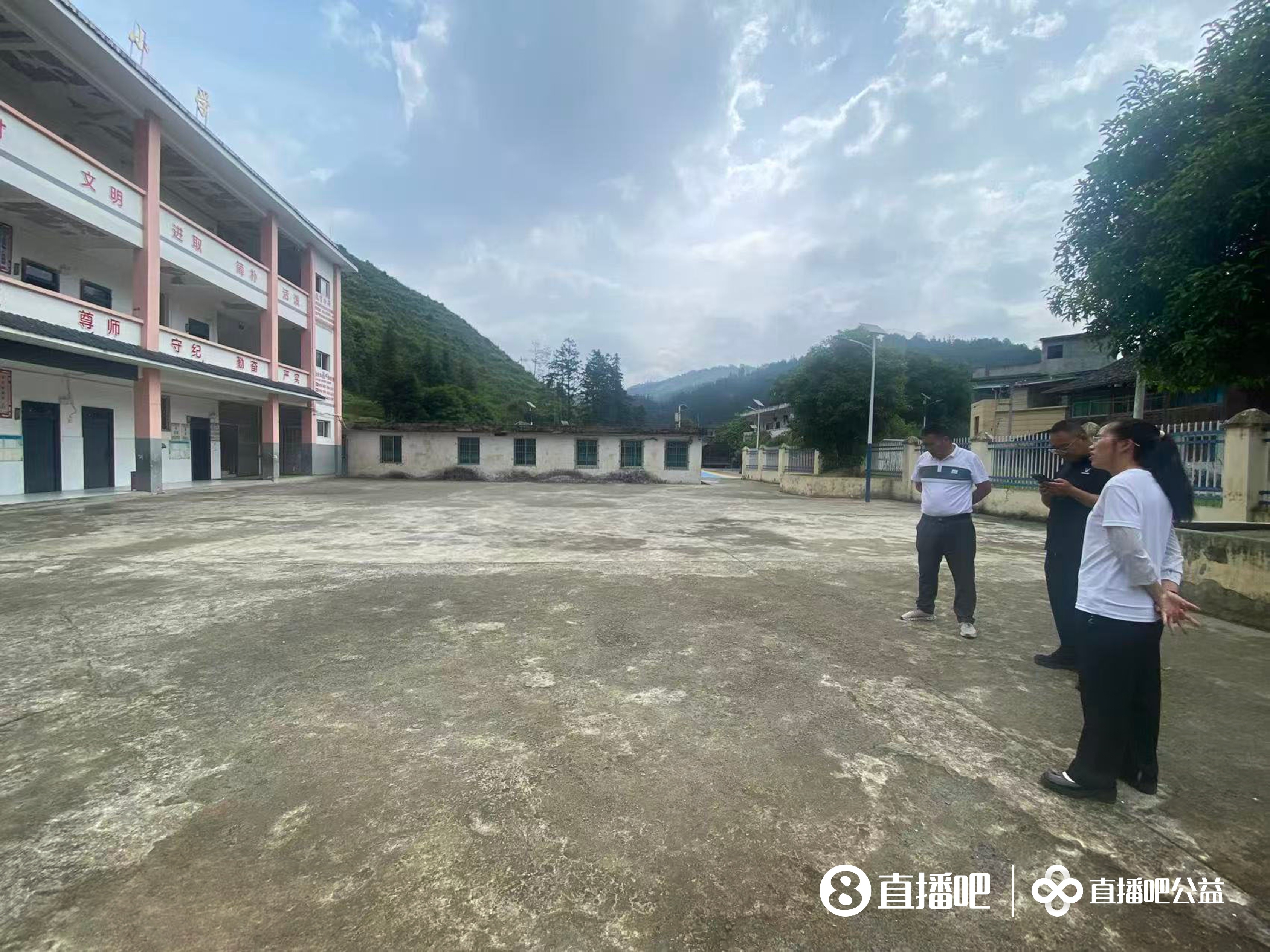 榕江岑最小学新球场落成：水泥地变草皮，137名留守儿童有了主场