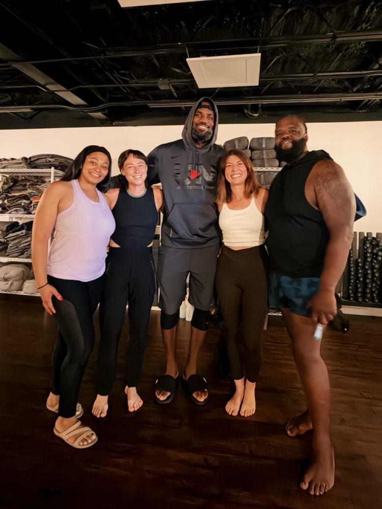 詹姆斯阿克伦练瑜伽，搭档高中队友Sian Cotton