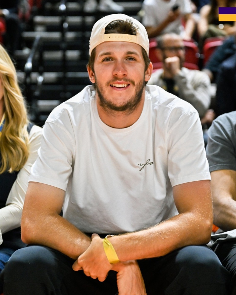 湖人夏联观赛：里夫斯坐珍妮·巴斯身旁，凯斯勒塞克斯顿重聚