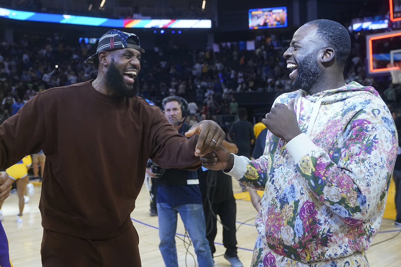 Cowherd：追梦能给詹姆斯快乐 哈登与詹姆斯联手存疑