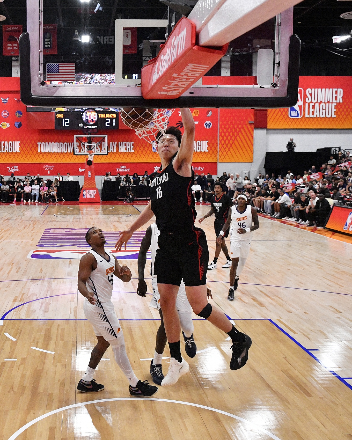 杨瀚森夏联3战场均14.3分8板 进步显著但犯规失误成隐患