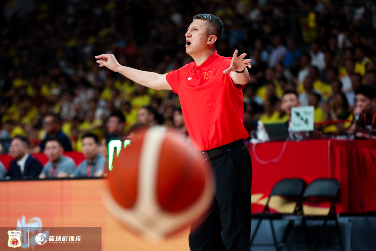 半场11记三分，中国男篮62-43喀麦隆，贺希宁12分领衔