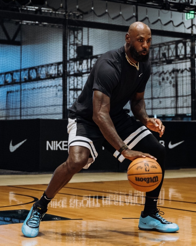 詹姆斯晒LeBron 24训练照 确认第24代正代战靴已在路上