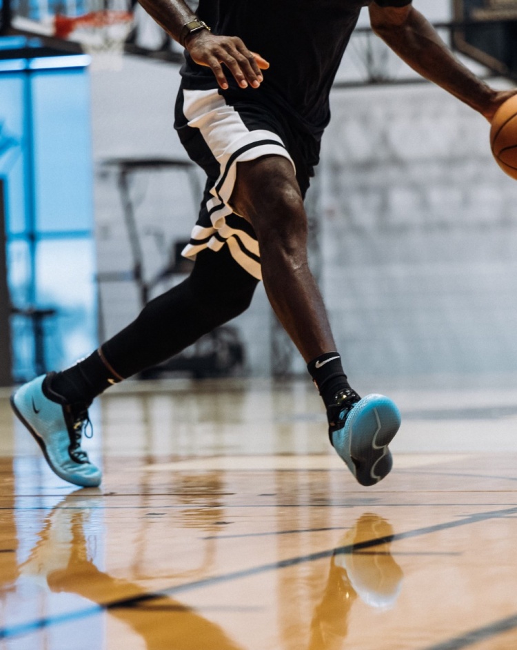 詹姆斯晒LeBron 24训练照 确认第24代正代战靴已在路上