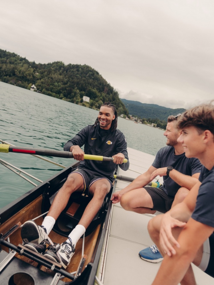 团建第三天！东契奇社媒晒照：高尔夫&划船 湖人大家庭其乐融融