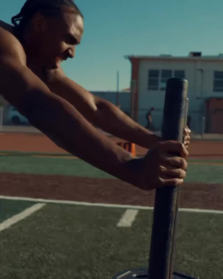 76人球迷查收！马克西社媒发休赛期动态：各种训练+闲下来就带娃