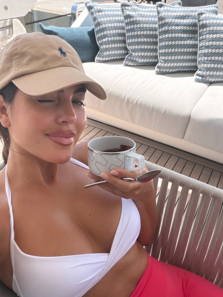 乔治娜发文:我是六孩妈身材变化很正常,人的价值不取决于外表 乔治娜发文:我是六孩妈身材变化很正常,人的价值不取决于外表