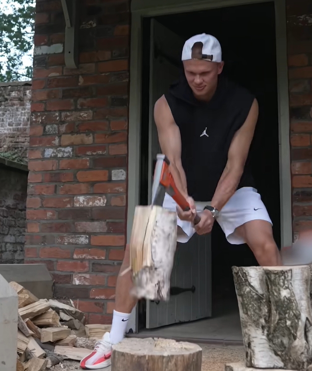 身体里沉睡的野兽觉醒了💪哈兰德魔法小屋:劈柴烧火放空自我 身体里沉睡的野兽觉醒了💪哈兰德魔法小屋:劈柴烧火放空自我