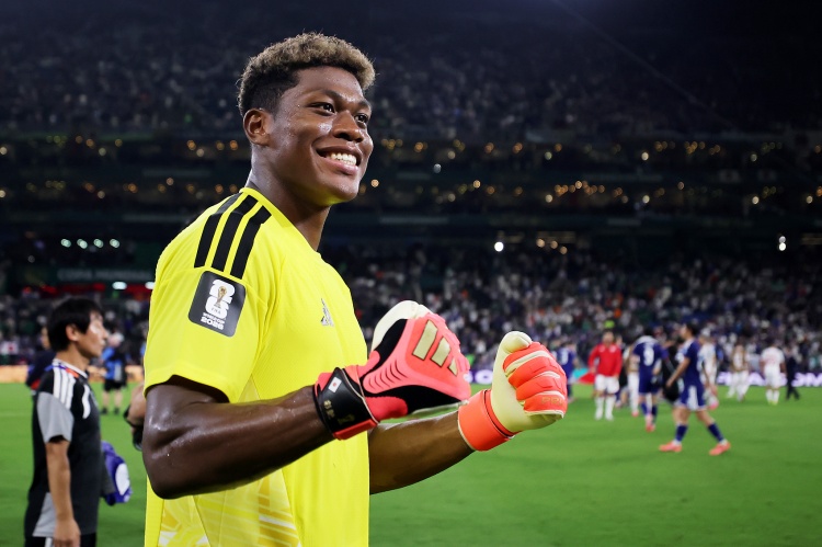 创造历史！铃木彩艳成首位在欧冠中出场的日本门将